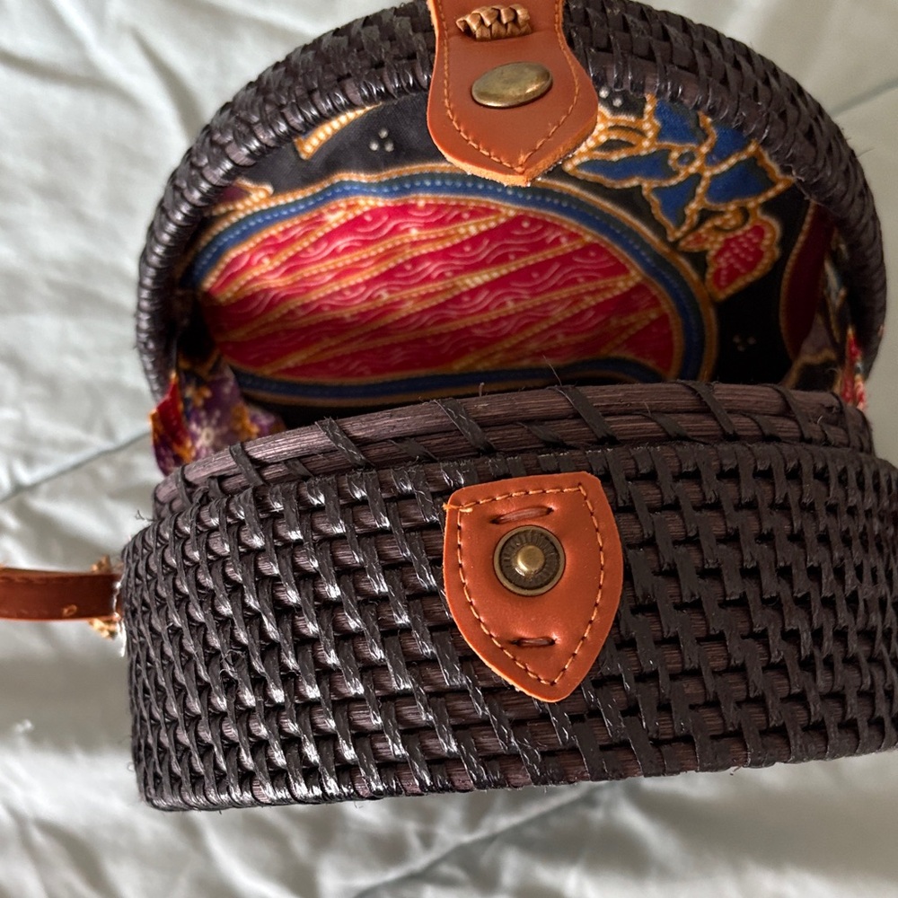 Vintage-Style Woven Rattan Shoulder Bag with Cognac Leather Details